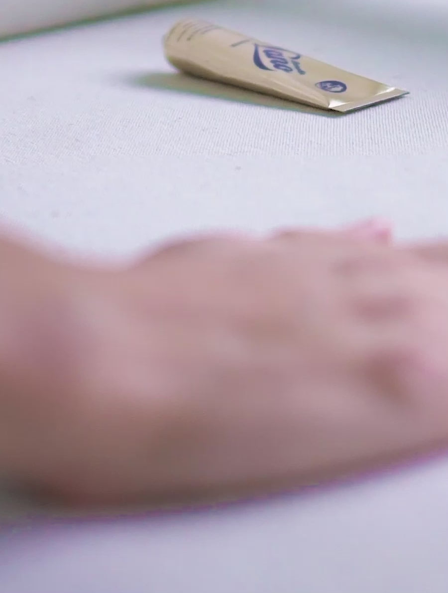 Video of Lanolips Golden Dry Skin Salve being applied. This ultra-rich ointment is formulated with all-natural lanolin, antibacterial Manuka Honey and antioxidant vitamin E to hydrate, smooth and protect dry, rough or irritated skin. Designed to deeply nourish and repair.